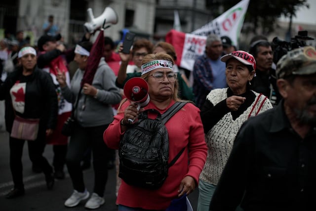 Marcha convocada por Juntos por el Perú se desarrolla bajo estricto resguardo policial