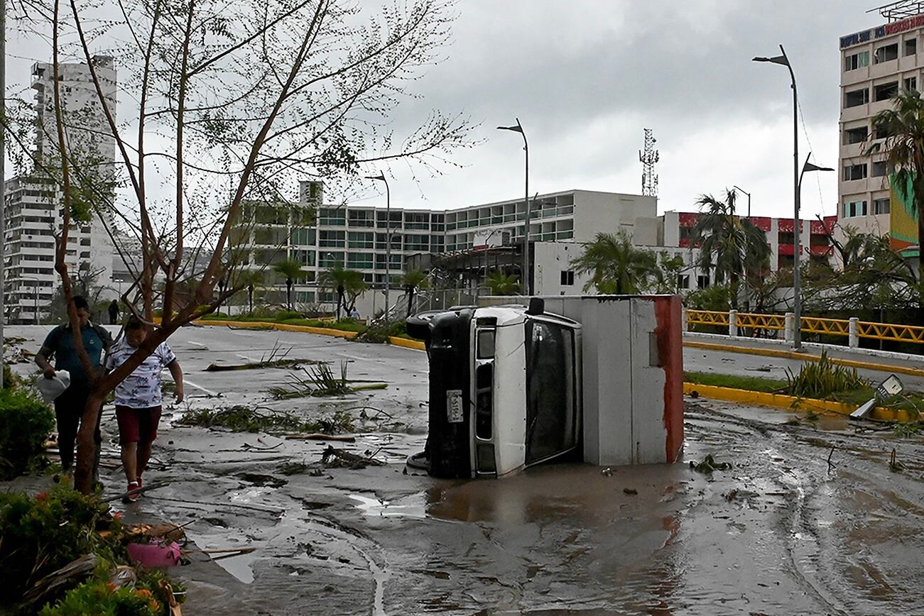El presidente Andrés Manuel López Obrador reconoció que el impacto de Otis, el más poderoso huracán que ha golpeado a Acapulco, fue sorpresivo. (Foto de FRANCISCO ROBLES/AFP).