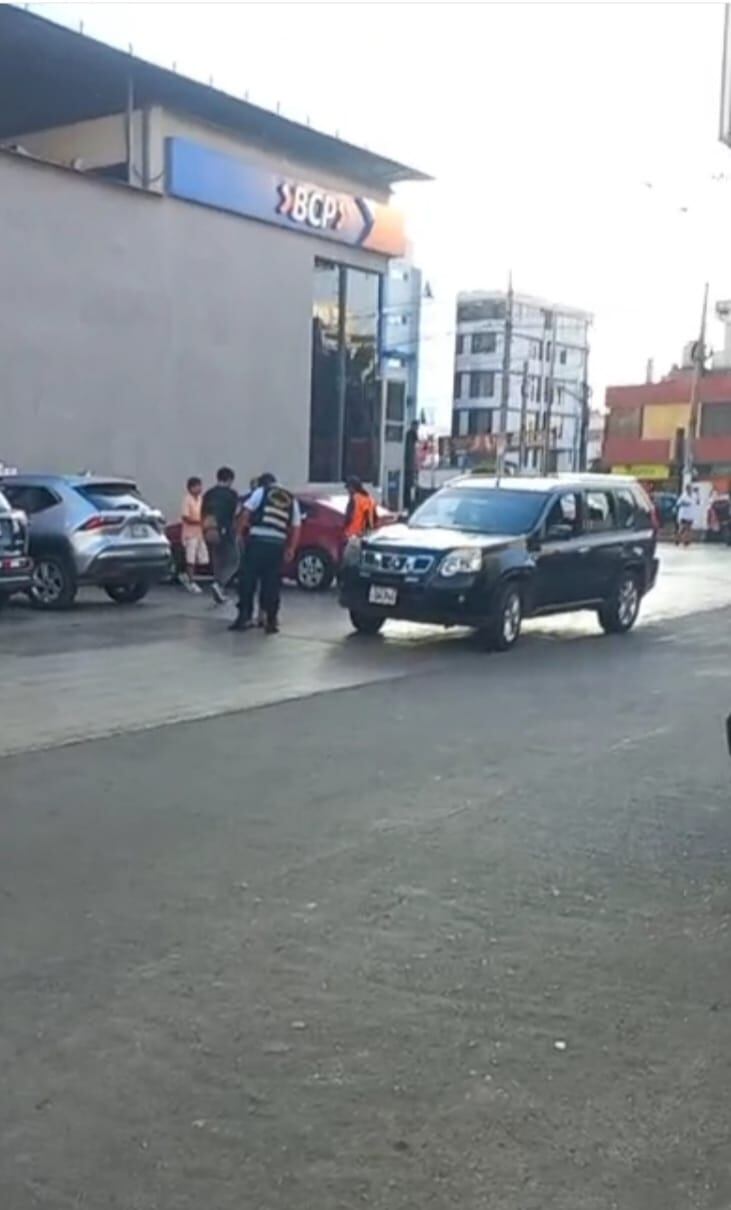 Presuntos “marcas” estaban armados y no dudaron en disparar al aire para amedrentar a su víctima y arrebatarle el dinero que había retirado de la entidad bancaria. Foto (Causa Justa)