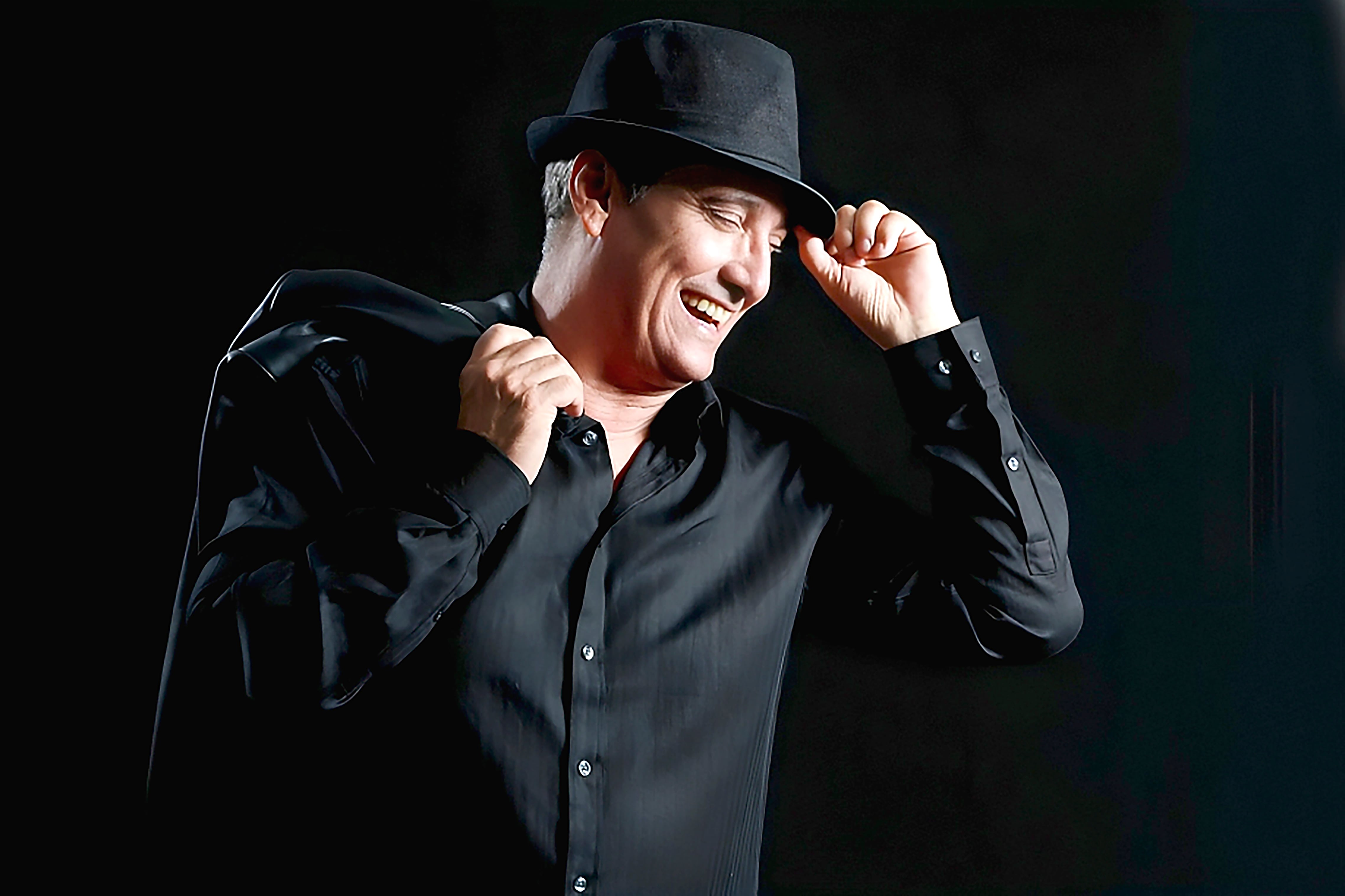 "Para que una canción trascienda debe tener verdad en el texto, verdad en la atmósfera, verdad en la manera de cantarla", dice Dávila.