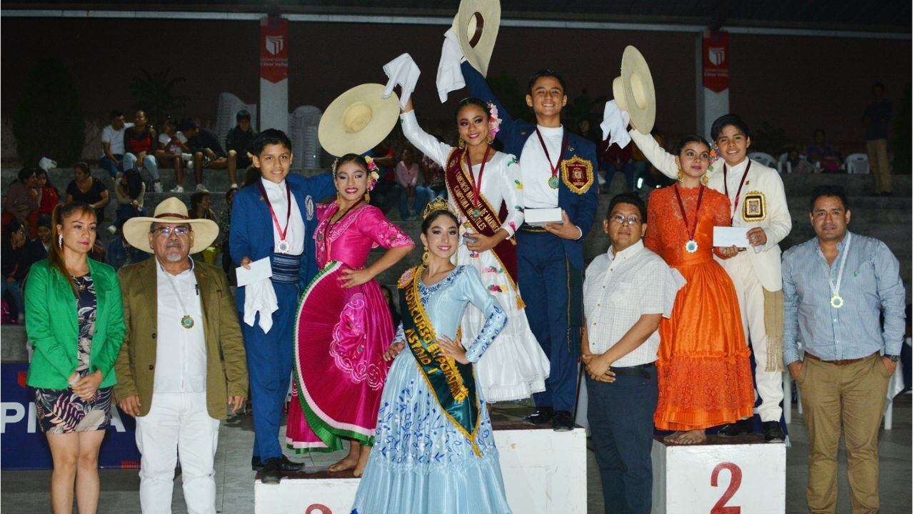 Premiaron a los campeones de marinera.