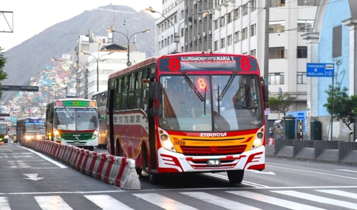 La intervención establece carriles exclusivos para buses y Corredor Morado, con el objetivo de reducir tiempos de viaje y ordenar una de las vías más saturadas del Centro de Lima. Foto: ATU.