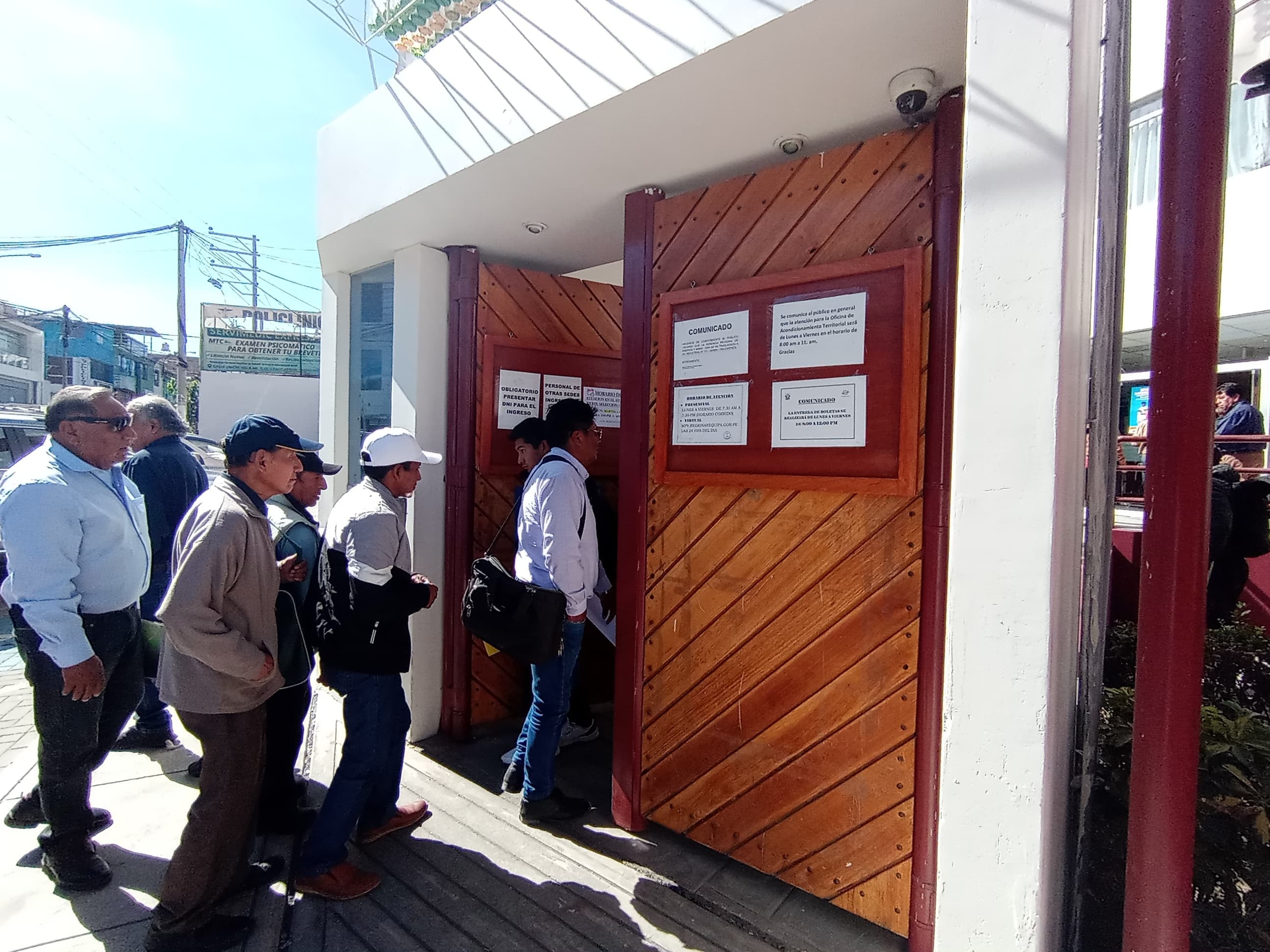 Ciudadanos impedidos de hacer trámites por falta de atención en sede regional. (Foto: GEC)