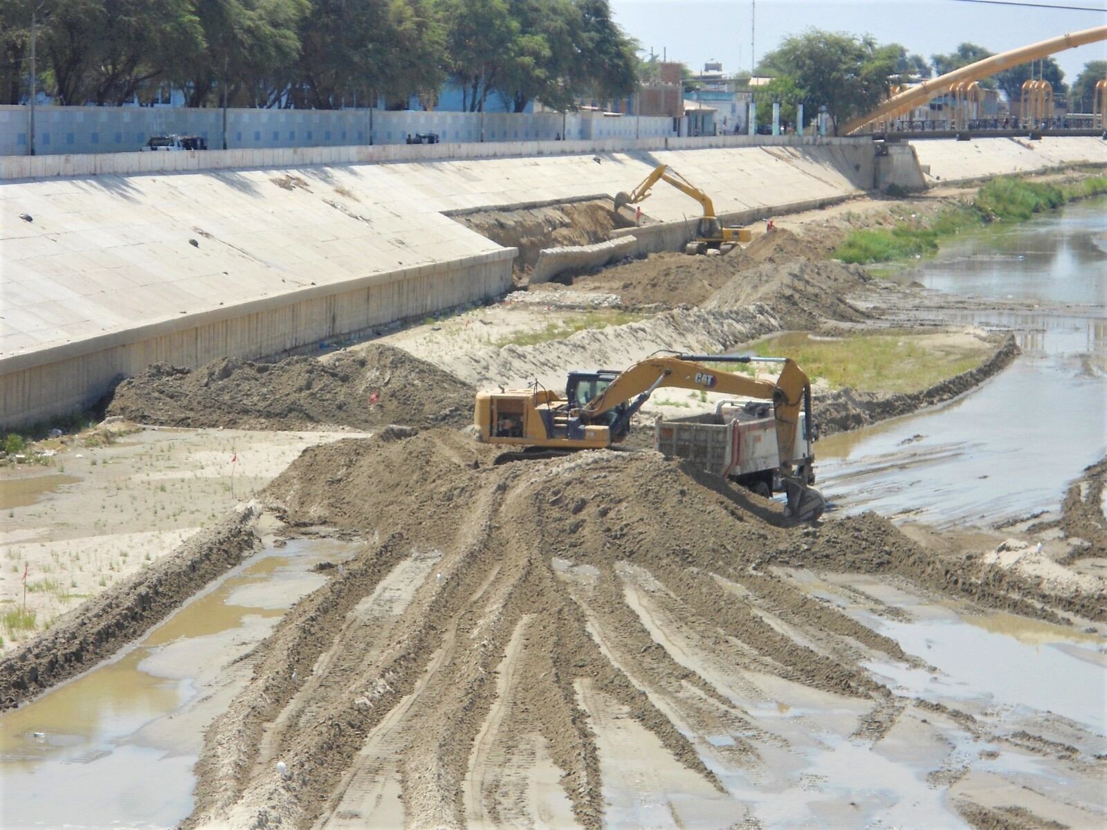 Las autoridades avanzan con la descolmatación y limpieza del río Piura, así como los trabajos en las cuencas ciegas, entre otras actividades de mitigación.