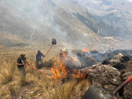 Militares de la 2.ª Brigada de Infantería, bomberos, autoridades locales y voluntarios participan en las labores de control de incendios forestales en Santillana y Luricocha. Las autoridades investigan posibles quemas agrícolas que se habrían salido de control.