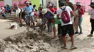Arequipa: padres retiran lodo del colegio Ricardo Palma en Secocha (VIDEO)