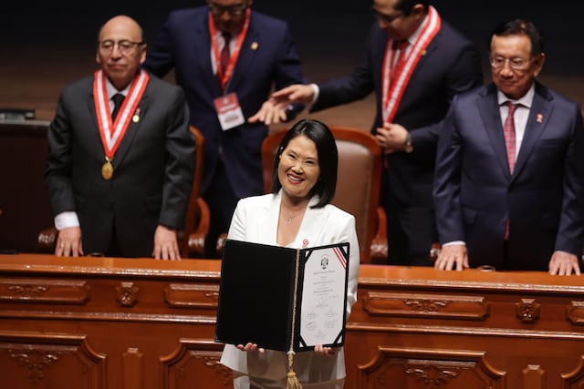 Keiko Fujimori recibió sus credenciales del JNE