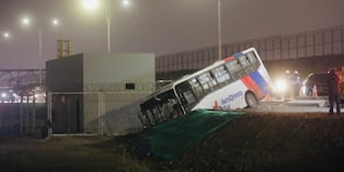 Bus del servicio AeroDirecto Sur se despista y vuelca en la avenida Morales Duárez (FOTOS)
