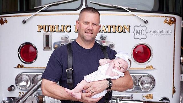 ​La increíble historia de un bombero que atendió un parto y adoptó a la bebé