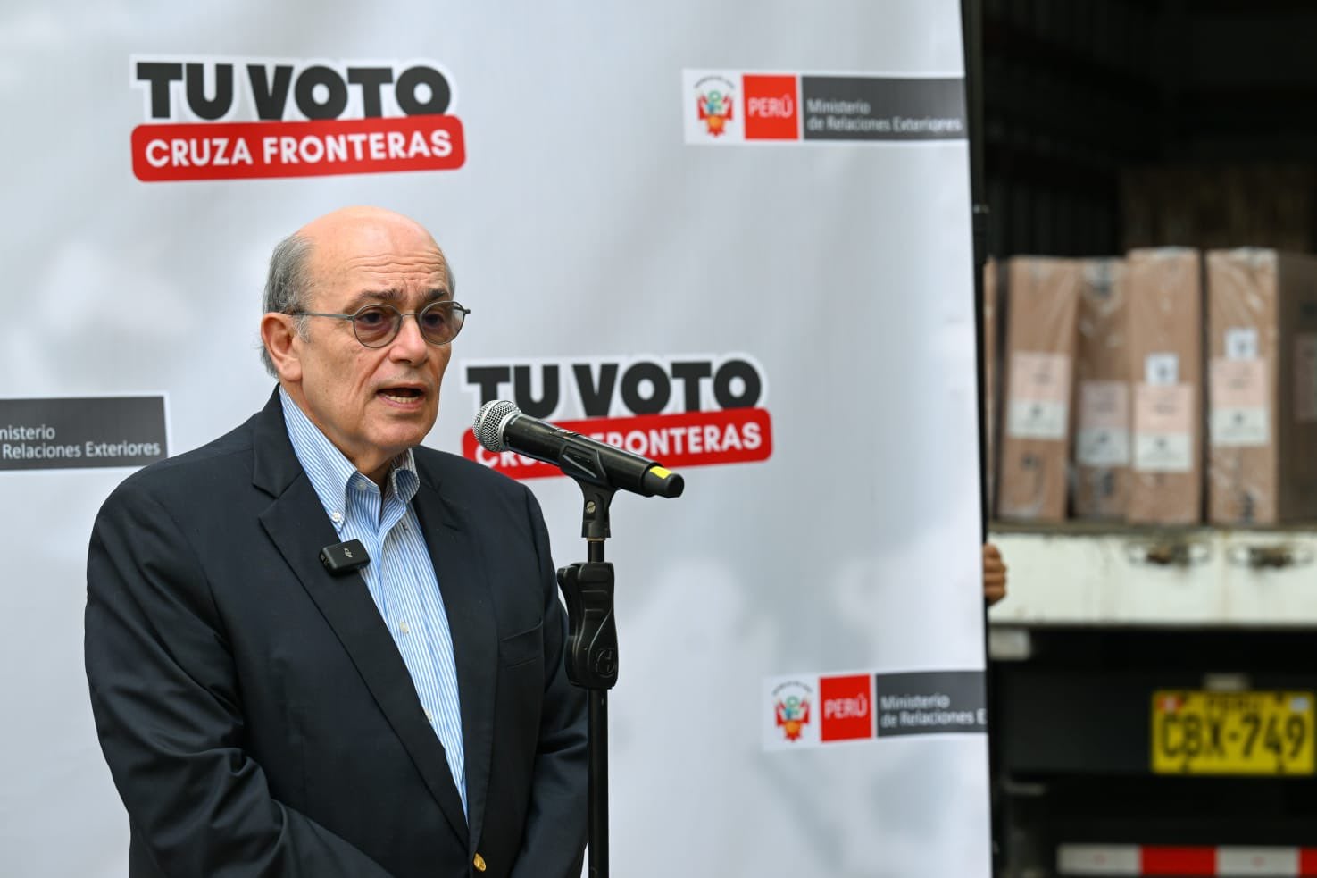 Durante la entrega del material electoral, el ministro reiteró que los consulados brindarán facilidades para que los connacionales participen en las elecciones del 12 de abril. (Foto: Cancillería)