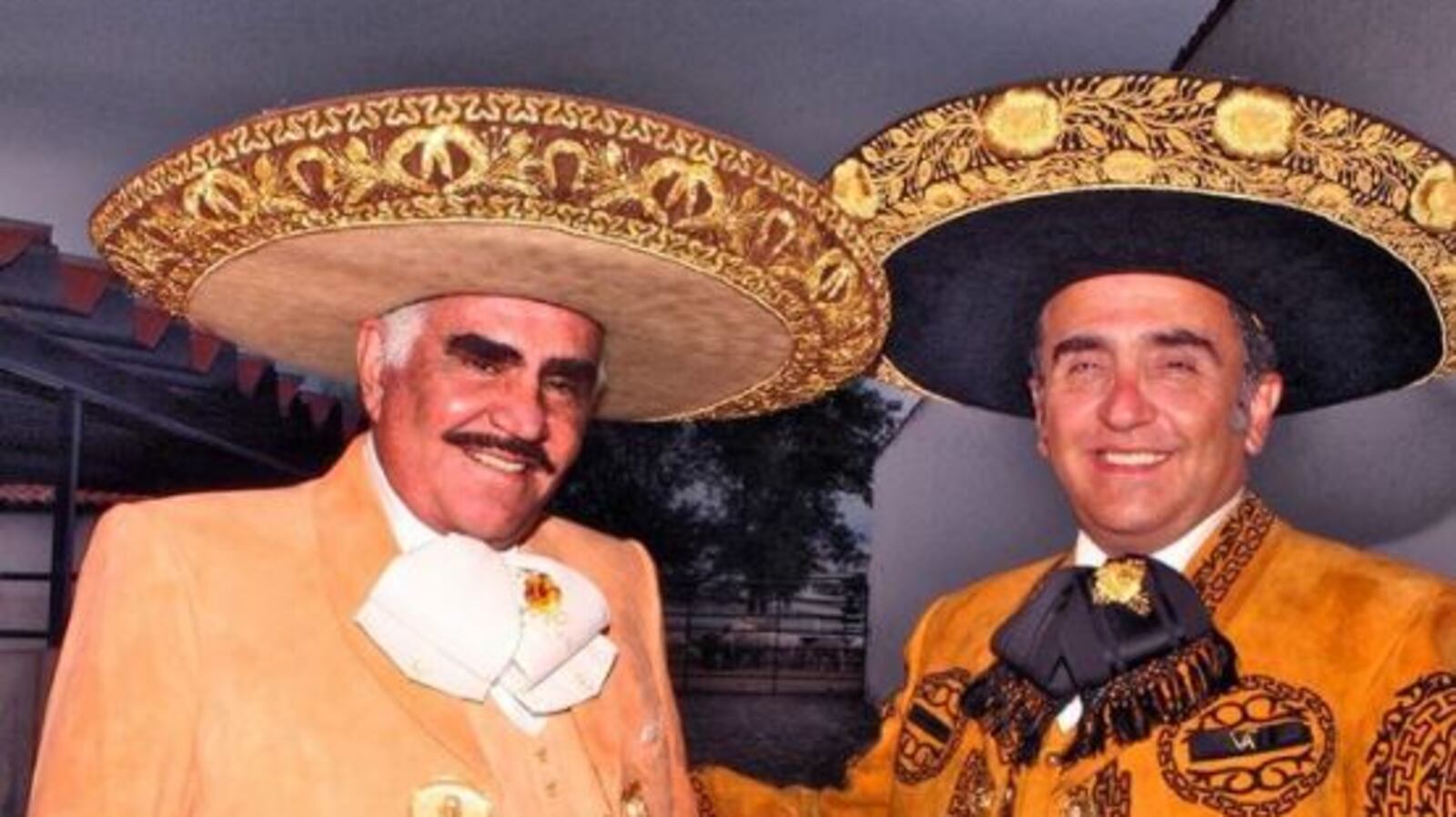 Hijo de Vicente Fernández, habla sobre el lanzamiento musical póstumo de su padre, un álbum de temas acompañados con una banda sinaloense.