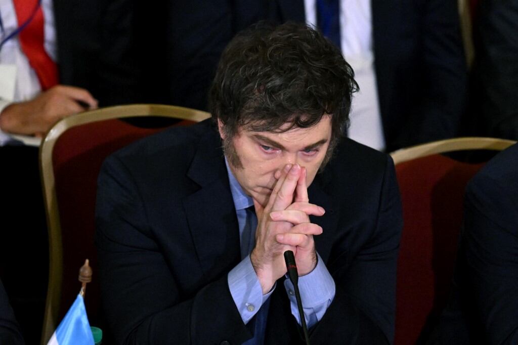 Una criptomoneda promocionada en redes sociales por el presidente argentino Javier Milei sufrió un colapso en su valor pocas horas después de su lanzamiento, generando pérdidas de 100 millones de dólares para los inversores. El desplome ocurrió luego de que los primeros compradores retiraran sus ganancias, lo que desató críticas y sospechas sobre una posible estafa financiera. (Photo by Eitan ABRAMOVICH / AFP)