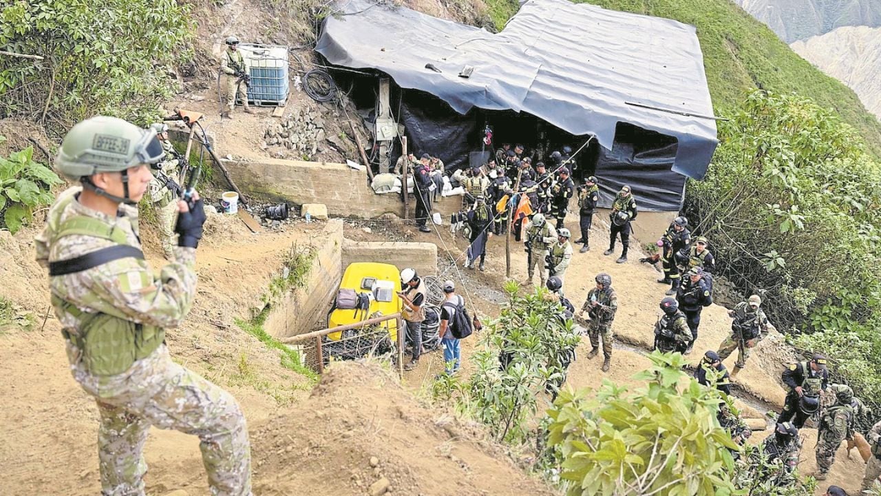 Delincuentes irrumpieron a balazos en una mina de Pataz y tomaron como rehenes a agentes de seguridad. Policías y soldados se enfrentaron a tiros con los hampones y lograron liberar a víctimas. Criminales hicieron volar con dinamita accesos a bocamina y lograron fugar. Emergencia no frena acciones delictivas.