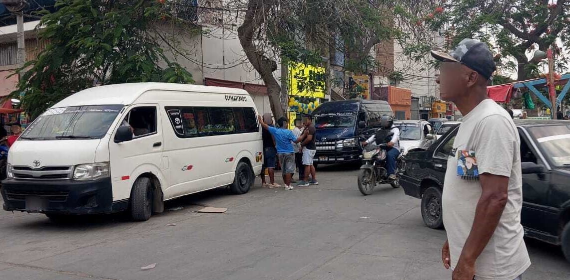 Paraderos informales cerca al Parque Las Fuentes.
