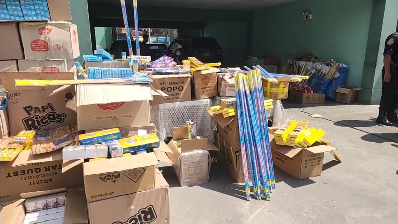 Operativo en emporio comercial Albarracín permitió incautar centenares de productos prohibidos que se guardaban en tres depósitos. Se intervino a dos adultos y tres menores.