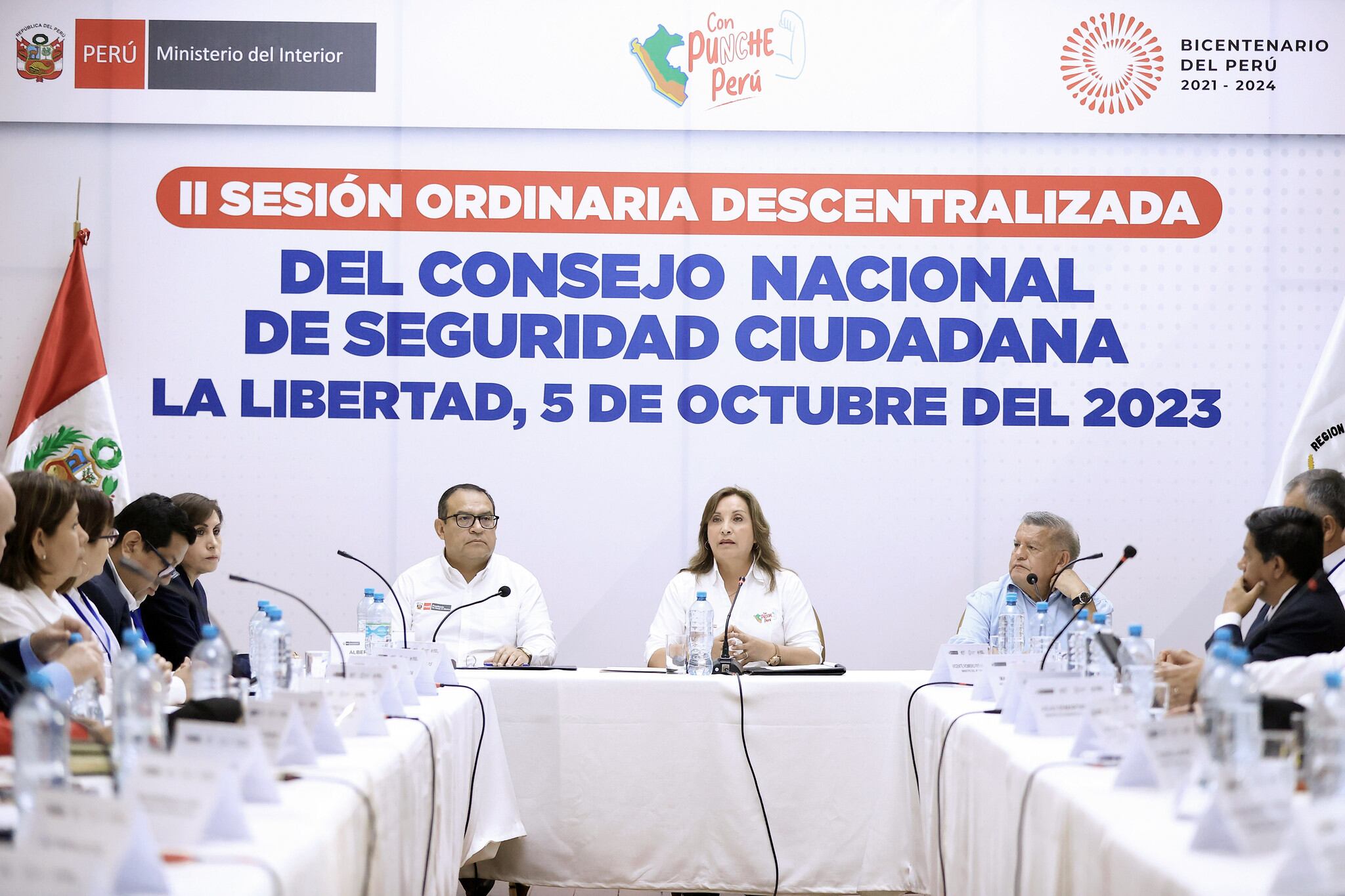 Acuña junto a Boluarte en el Consejo Nacional de Seguridad Ciudadana que se realizó en Trujillo, La Libertad, el 5 de octubre de 2023. (Foto: Presidencia)