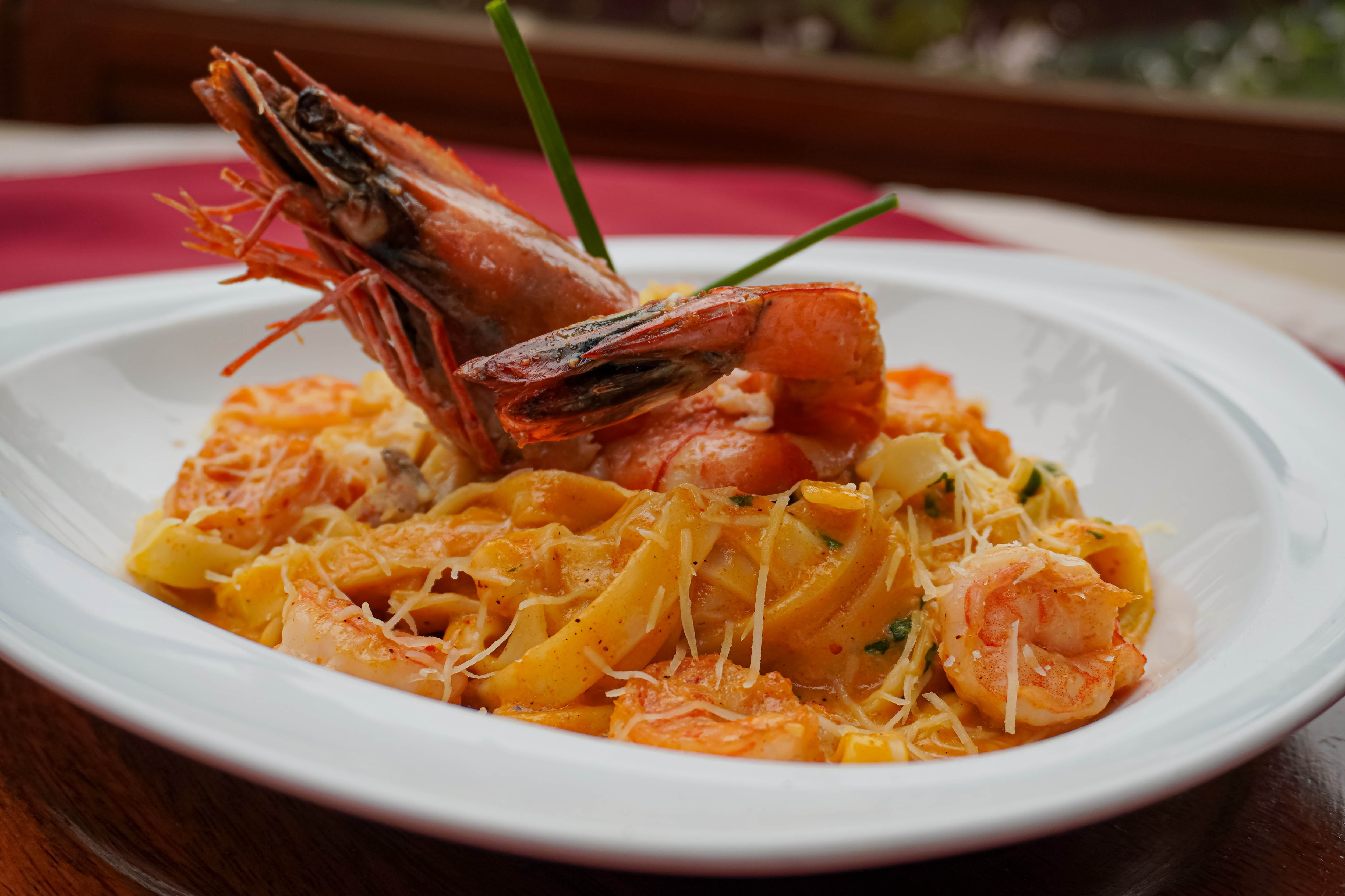 El restaurante bistró de Miraflores incorpora esta preparación a su recomendación de temporada, con langostinos jumbo, pasta al dente y un gratinado final.