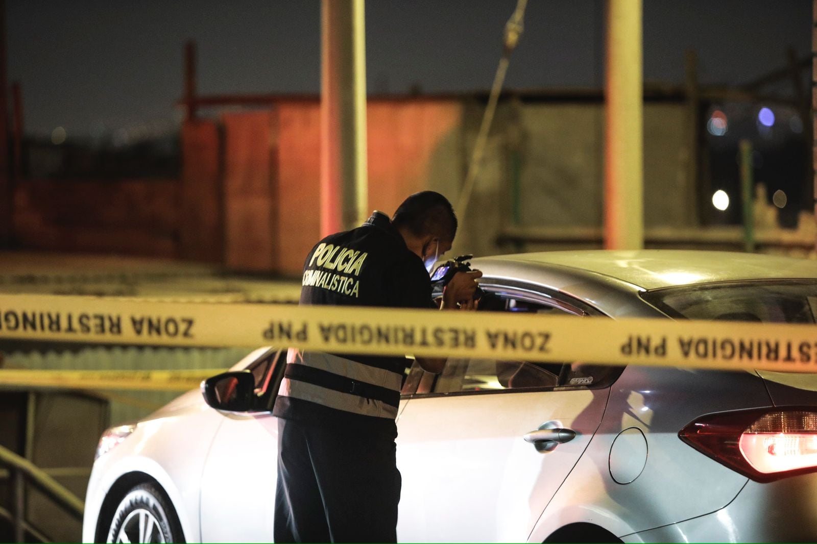 Un hombre y una mujer fueron baleados por presuntos sicarios, dentro de un vehículo, en el asentamiento humano José Olaya, en el distrito de Chorrillos. Fotos: Joel Alonzo/ @photo.gec