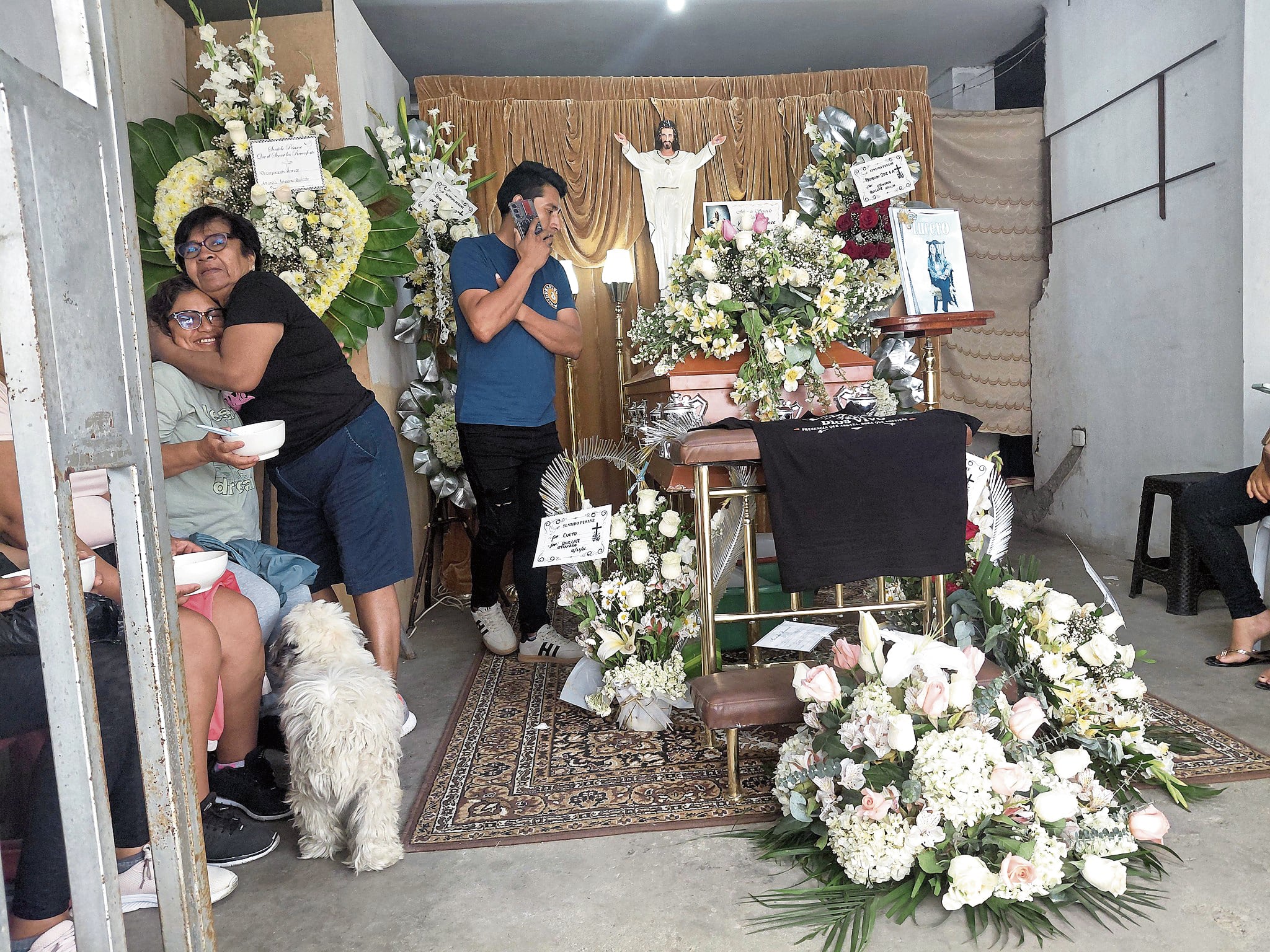 Su viudo espera ayuda humanitaria para retornar a Parcoy y despedir también a cuatro miembros más de su familia. Mientras tanto, sus dos hijos heridos se recuperan en el Regional.
