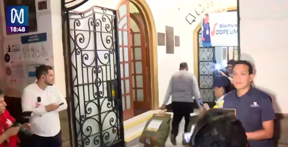 Documentación procedente de Japón y Francia llegó a Lima como parte del proceso de traslado de resultados emitidos por peruanos en el extranjero. FOTO: CAPTURA CANAL N,