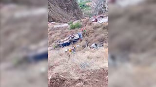 Arequipa: Bus con obreros de la mina Inmaculada cae a un acantilado y deja tres muertos (VIDEO)