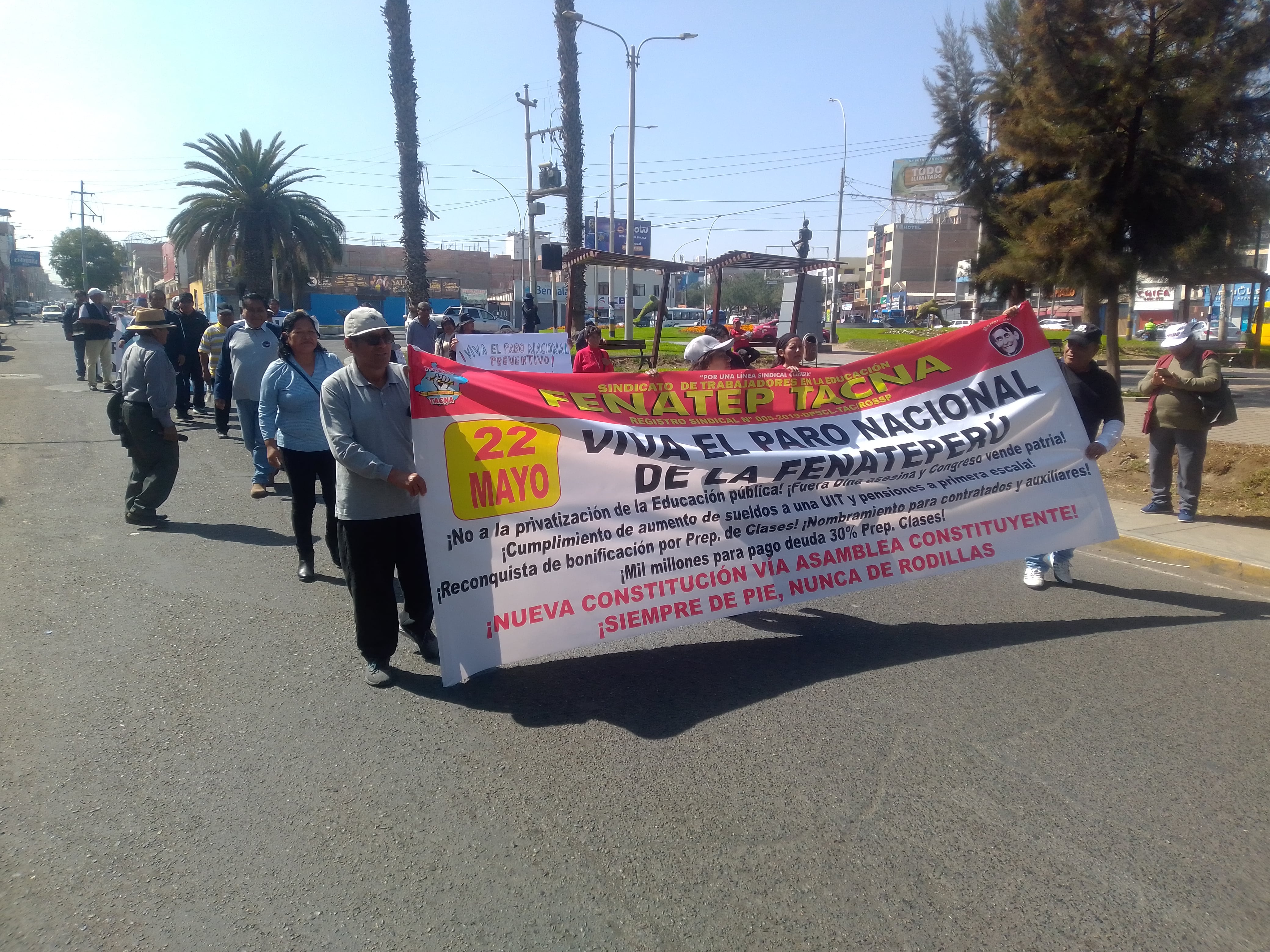 Manifestantes se desplazaron por la avenida Leguía hacia el centro de la ciudad de Tacna. (Foto: Correo)