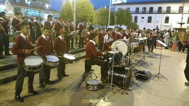 En medio de la lluvia alumnos del Santa Isabel ofrecen serenata a su colegio (VIDEO)