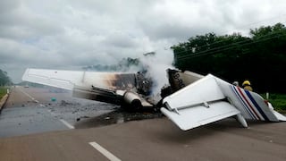 Presunto avión del narcotráfico se incendia en carretera en sureste de México 