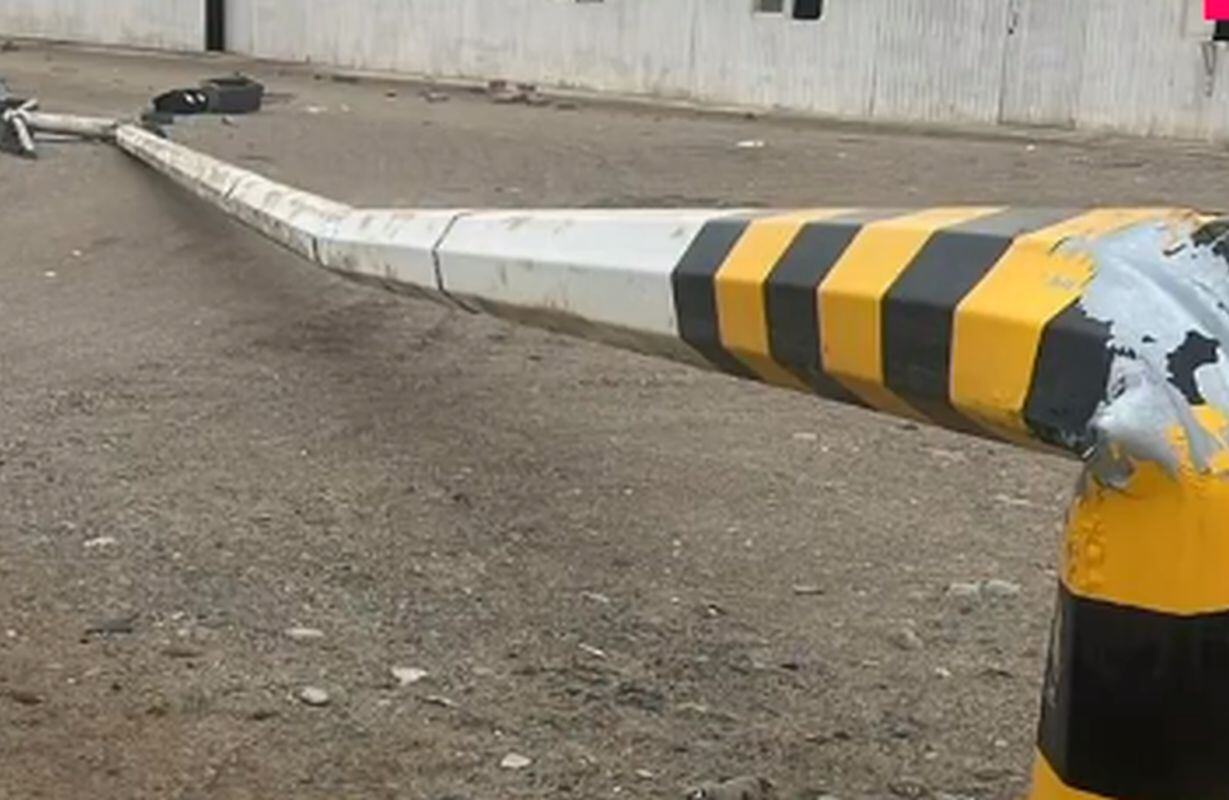 El avión de la aerolínea Iberia impactó contra un poste de luz tras culminar la carga de combustible. Foto: Canal N