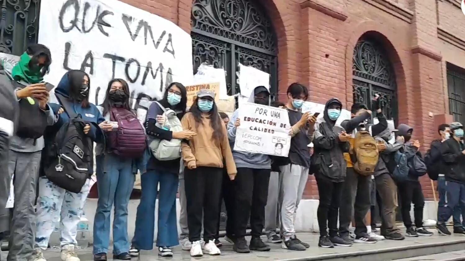 Estudiantes en cuarto día de toma de la Universidad Nacional Federico Villarreal. Foto: Captura de pantalla.