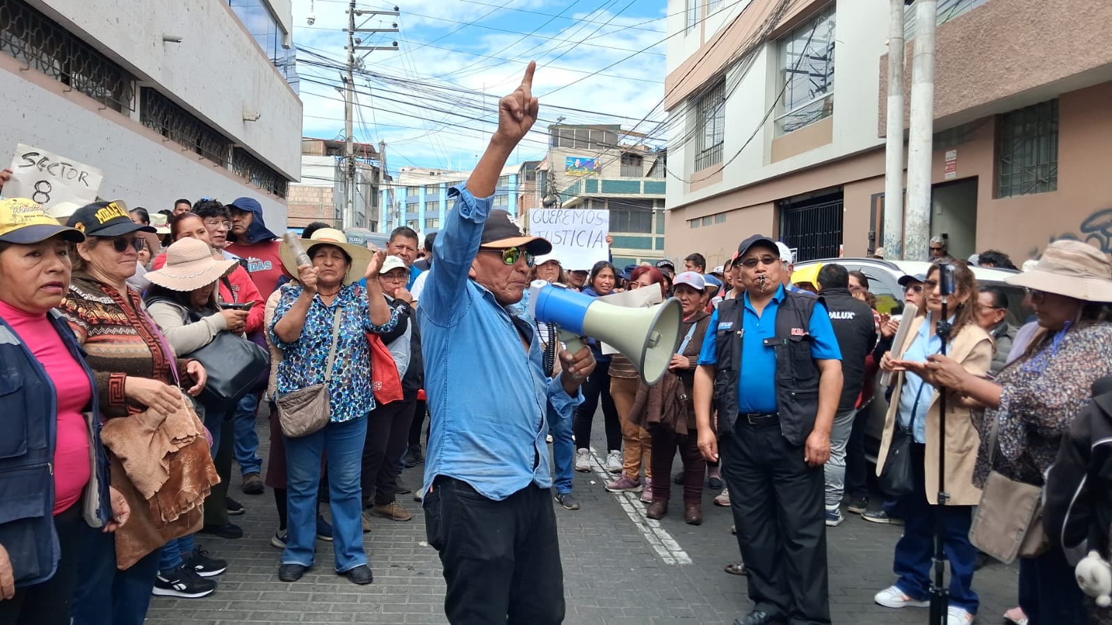 Comerciantes protestaron frente al municipio de Arequipa, en la calle El Filtro. (Foto: Flor Barrios/@photo.gec)