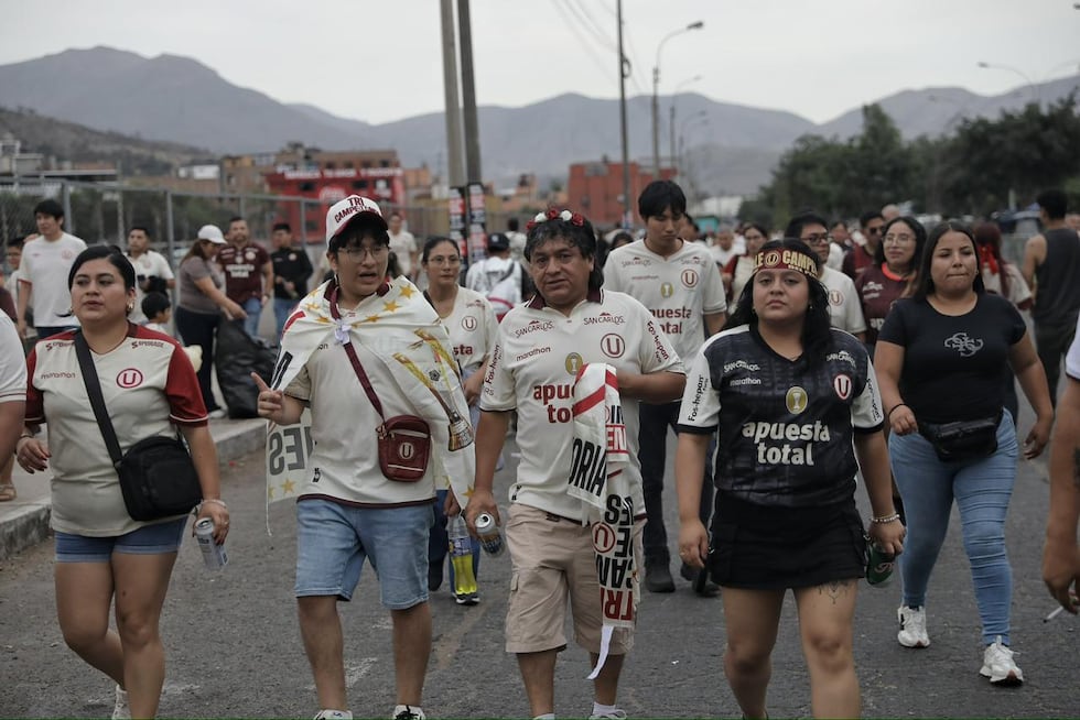Hinchas llegan al Monumental para alentar a Universitario en su estreno ante la U de Chile