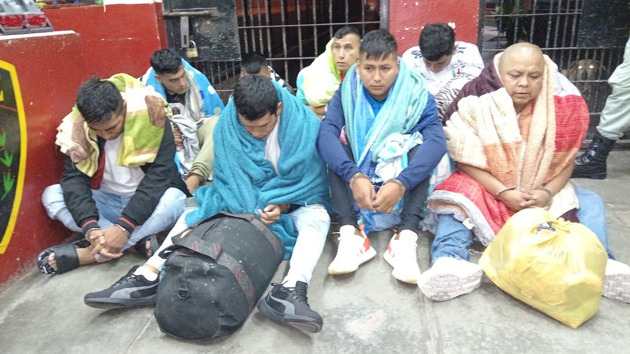 Trece reclusos, cabecillas de bandas como “La Jauría”, “Los Compadres” y “Los Malditos de El Triunfo”, fueron “lanchados” a otras cárceles de máxima seguridad. Además, el ministro de Justicia, Eduardo Arana, encabezó operativo para erradicar repetidoras que daban señal de Internet a presos en sus celdas.