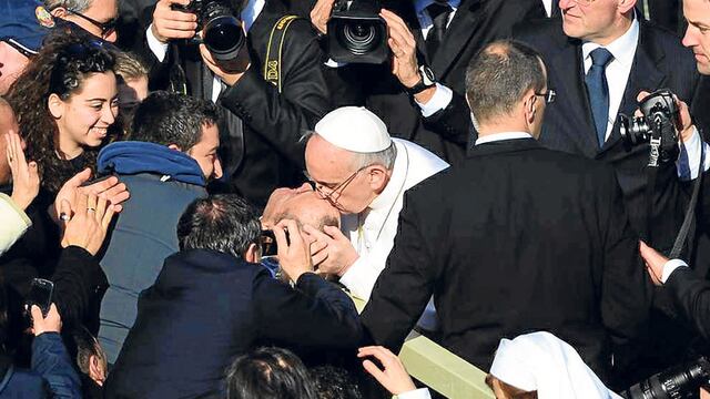 Papa Francisco besó y dio bendición a anciano peruano