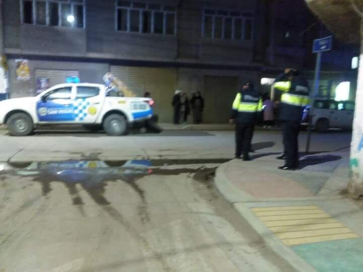 Una vecina narró que al percatarse del hecho delictivo, pidió auxilio, pero uno de los delincuentes realizó disparo al aire para luego huir del lugar. Las autoridades encontraron un casquillo de bala.
