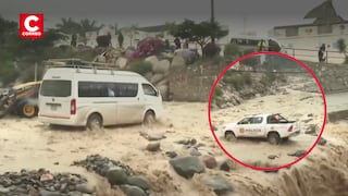 Huaico en Huarochirí bloquea carretera y deja vehículos atrapados en el lodo