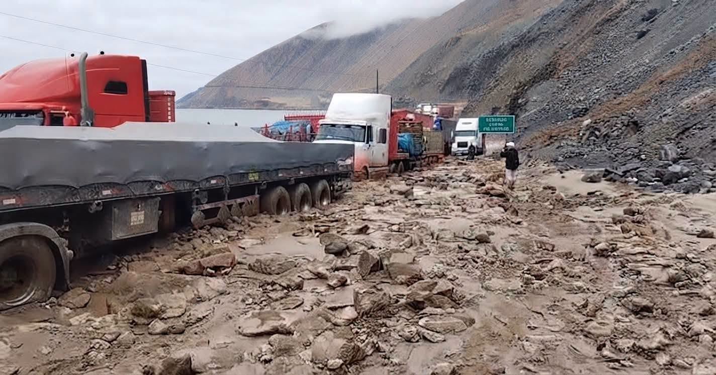 Vehículos pesados quedaron atrapados entre el lodo en la Pbnamerican Sur