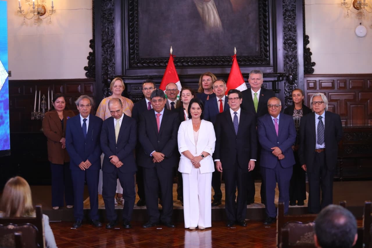 La presidenta anunció cuatro grupos de trabajo que formularán propuestas sobre informalidad laboral, financiamiento, inversión pública y cumplimiento tributario.