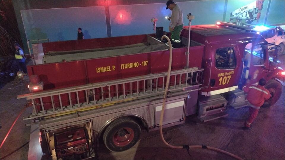 Bomberos de Nuevo Chimbote y Chimbote sumaron esfuerzos para controlar el siniestro.