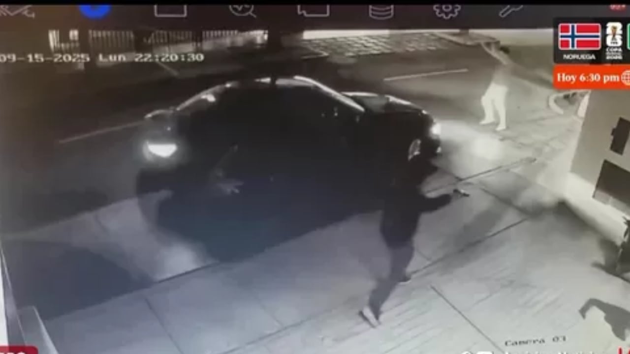 El robo ocurrió en una zona residencial del distrito alrededor de las 10:30 p. m. Las cámaras de seguridad captaron el accionar de los asaltantes, quienes huyeron tras apoderarse de objetos de valor. (Imagen de América Noticias)