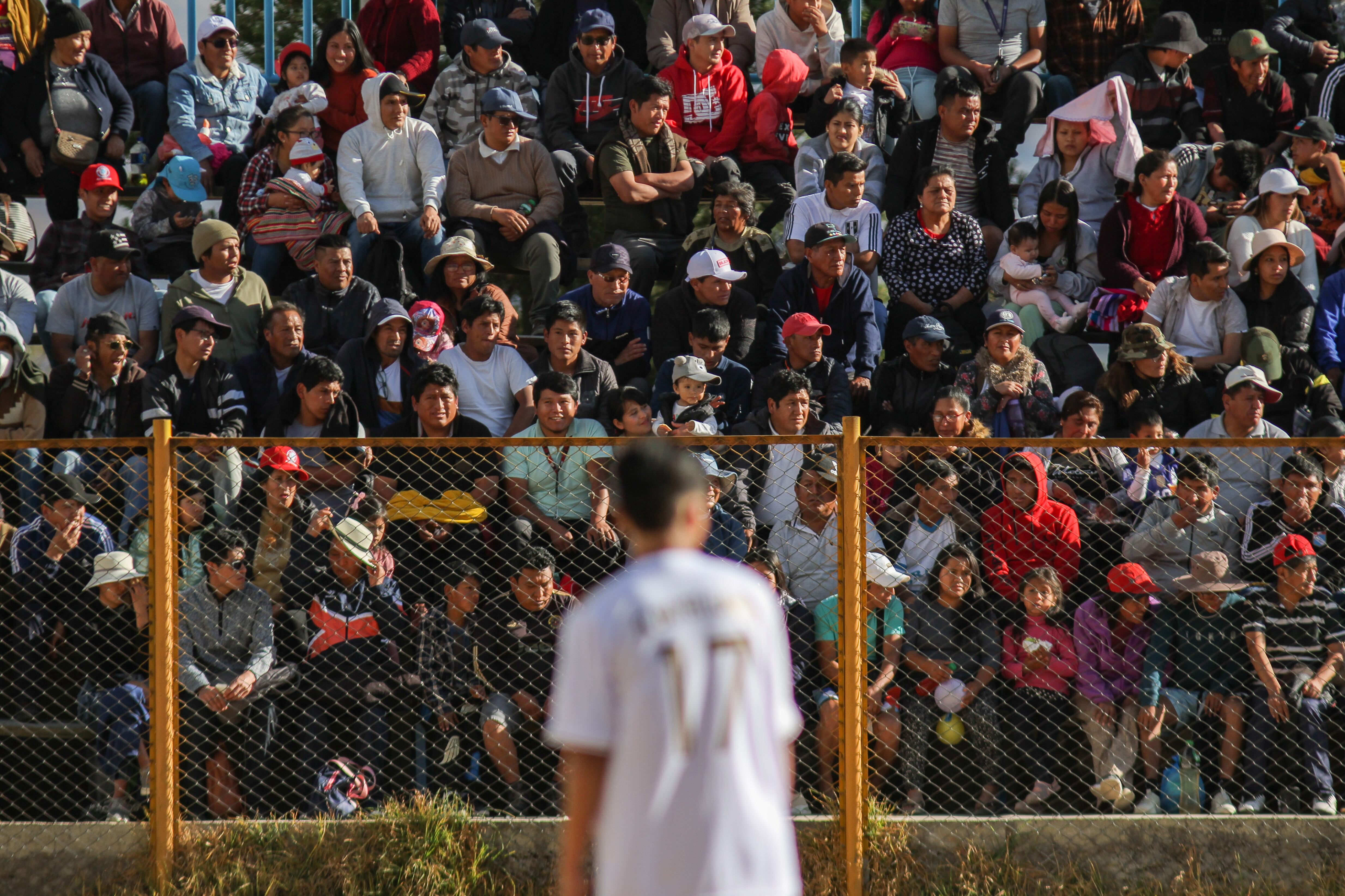 Miles viajan por toda la región para apoyar a sus equipos favoritos.