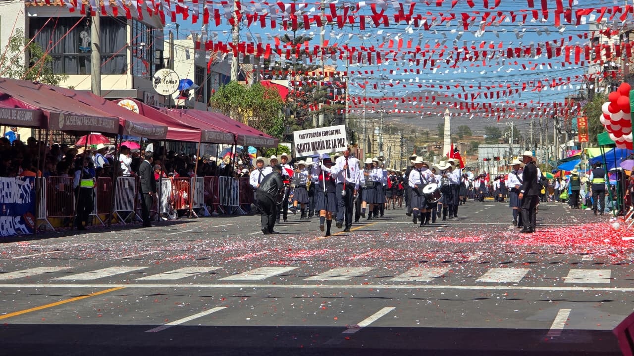 Colegio Santa María de la Paz en el Desfile cívico escolar en Paucarpata (Arequipa) por el 205 Aniversario de la Independencia del Perú. (Foto: Yunsu Pariapaza/@photo.gec)