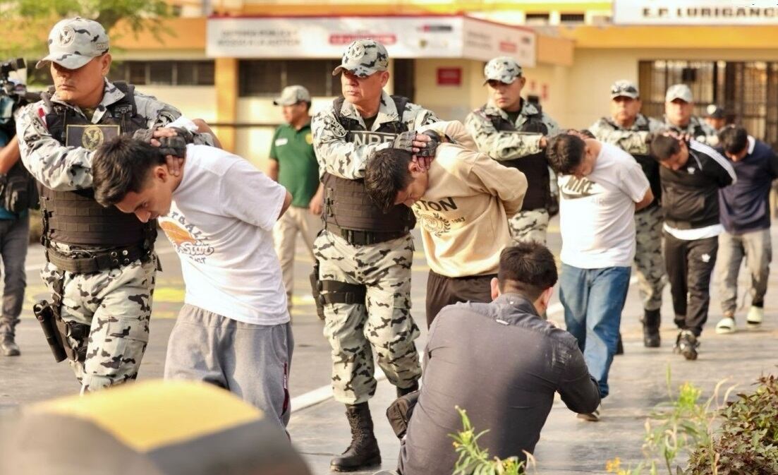 Policías custodian a los peligrosos delincuentes