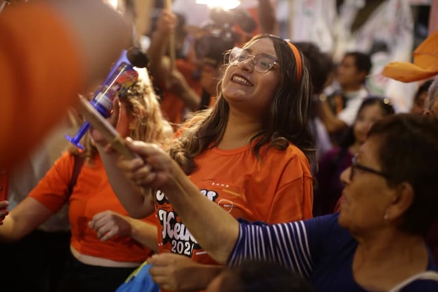 Simpatizantes de partidos llegan a exteriores del Centro de Convenciones por debate presidencial (Foto: Julio Reaño/GEC)