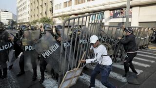 Registran enfrentamientos entre la policía y los manifestantes durante paro de transportistas en la Av. Abancay (FOTOS)
