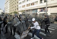 Registran enfrentamientos entre la policía y los manifestantes durante paro de transportistas en la Av. Abancay (FOTOS)