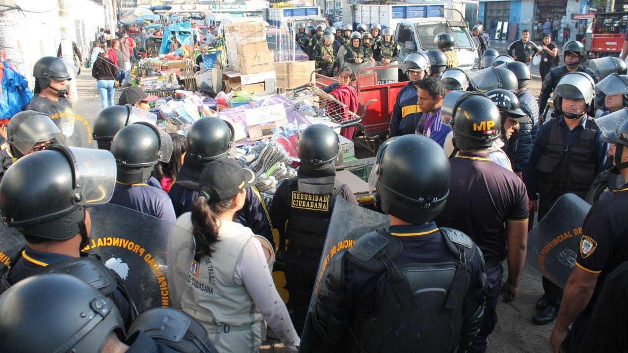 Personal de Seguridad Ciudadana con apoyo de la Policía Nacional intervinieron desde la cuadra 1 hasta la 4 de la avenida María Eguren.