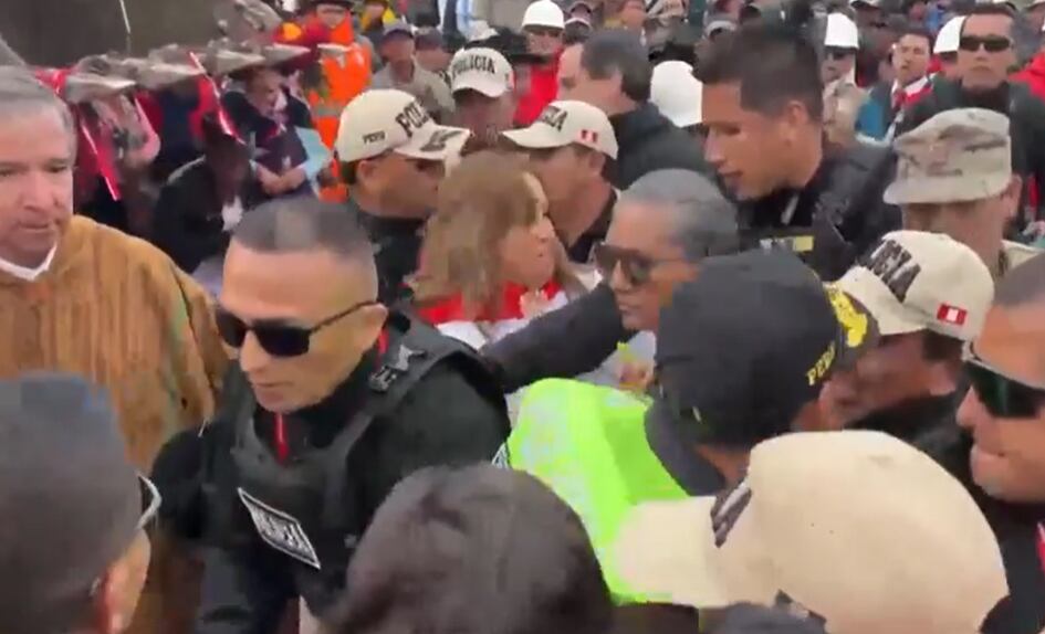 Dina Boluarte agredida en Ayacucho.