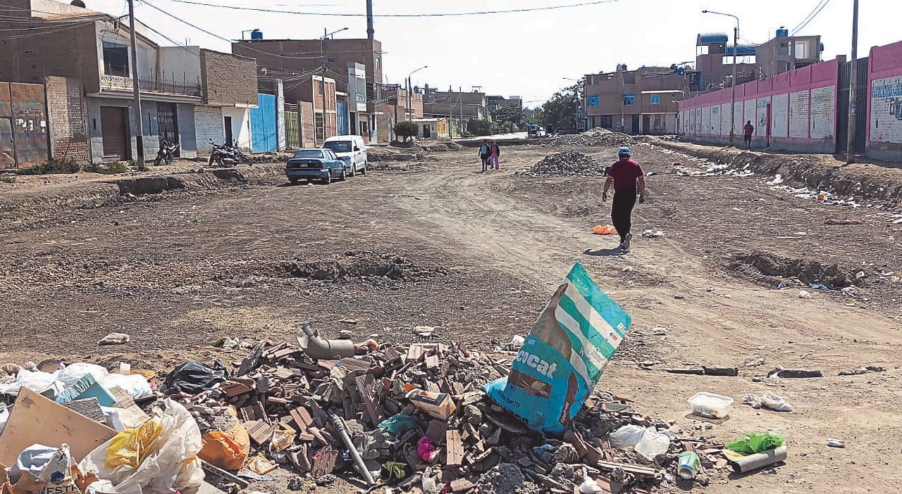 En el tramo de Vicente Russo, la vía permanece abierta, sin asfalto ni señalización, con zanjas expuestas.