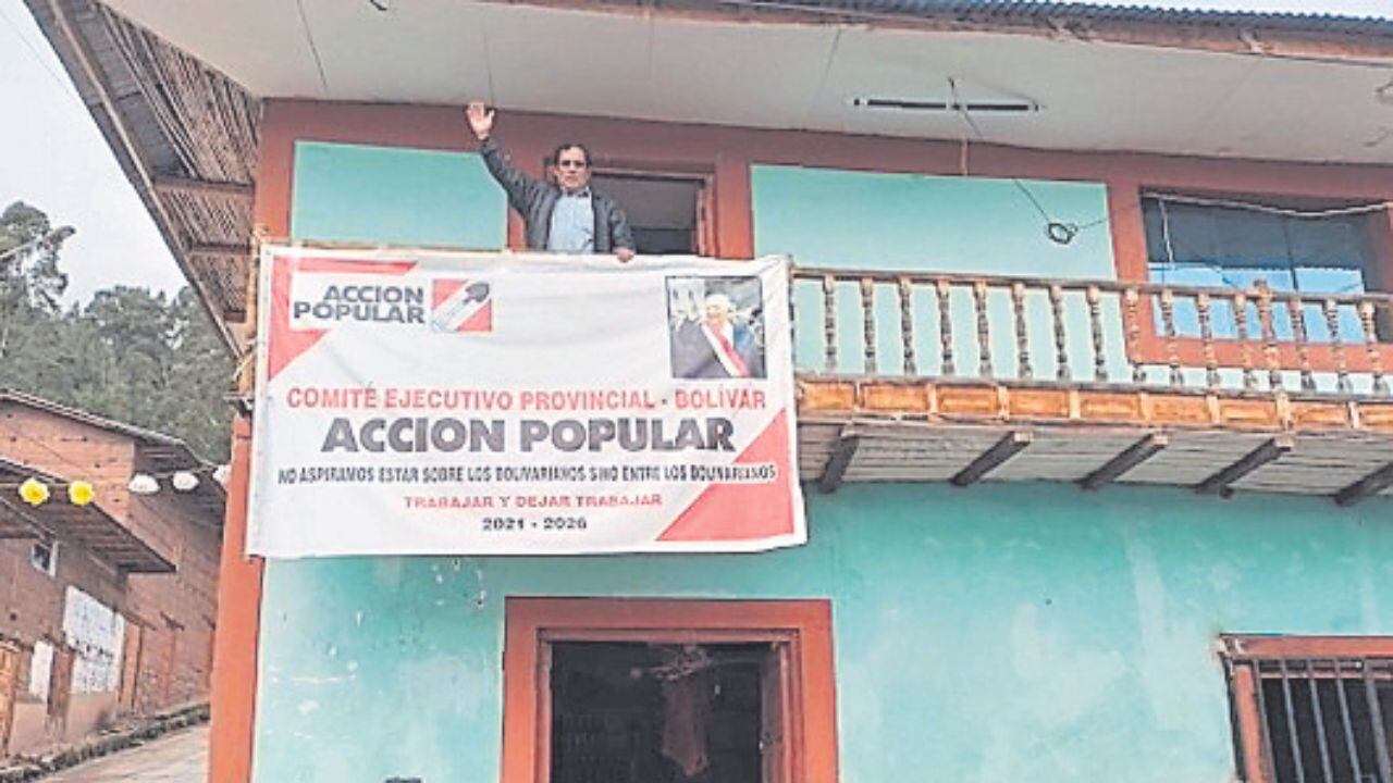 Tras renuncia de ocho parlamentarios de Acción Popular, dirigente admite que legisladores no cumplen una buena labor.